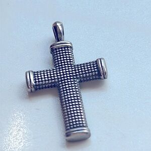 Final! David Yurman sterling silver cross pendant
